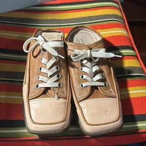 Tan cream leather and patent leather mule